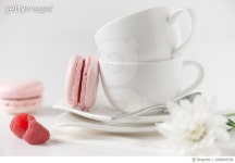 649060556 | 게티이미지코리아 | Delicious pastel raspberry macarons Royalty-Free 이미지