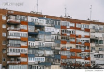 649424834 | 게티이미지코리아 | Old apartments in Madrid Royalty-Free 이미지
