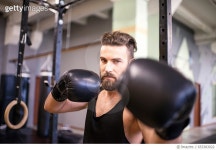 653383022 | 게티이미지코리아 | Man boxing at the gym Royalty-Free 이미지