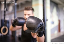 653383048 | 게티이미지코리아 | Man boxing at the gym Royalty-Free 이미지