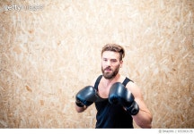 653383176 | 게티이미지코리아 | Man boxing at the gym Royalty-Free 이미지