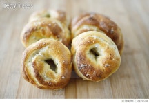 654157236 | 게티이미지코리아 | Fresh homemade bagels in a row on a wooden plank Royalty-Free 이미지