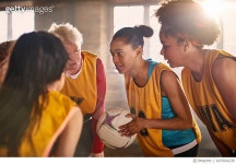 647604238 | 게티이미지코리아 | Female netball team talking in gym. Rights-Managed 이미지