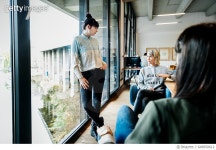 648950612 | 게티이미지코리아 | Informal meeting of start up businesswomen in modern office Rights-Managed 이미지
