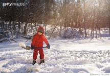 709123049 | 게티이미지코리아 | Boy shoveling snow Royalty-Free 이미지