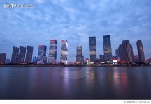 702554747 | 게티이미지코리아 | Clouds over riverside skyscrapers at dusk Royalty-Free 이미지