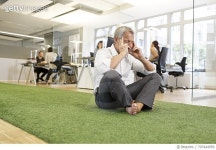 707444959 | 게티이미지코리아 | Businessman meditating in office Royalty-Free 이미지