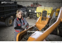 709137469 | 게티이미지코리아 | Woman cleaning farm machine Royalty-Free 이미지
