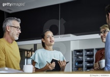 669888014 | 게티이미지코리아 | Businesswoman with diary and pen by colleagues Royalty-Free 이미지