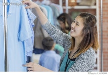 663389610 | 게티이미지코리아 | Clothing store manager looks through clothing Royalty-Free 이미지