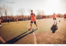 665206128 | 게티이미지코리아 | Female soccer player and her team mates Royalty-Free 이미지