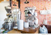 665743154 | 게티이미지코리아 | Coffee roaster in his factory inspecting beans Royalty-Free 이미지