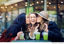 666502516 | 게티이미지코리아 | Girlfriends are celebrate a birthday in a cafeteria Royalty-Free 이미지