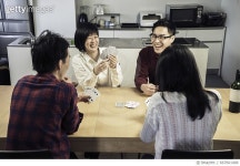 667661406 | 게티이미지코리아 | Group of friends enjoying card game at home. Royalty-Free 이미지