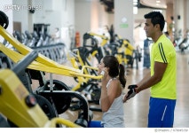 670045158 | 게티이미지코리아 | Woman at the gym training on the upper back machine with her coach Royalty-Free 이미지