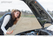 717350937 | 게티이미지코리아 | Side View Of Woman Repairing Car At Field Royalty-Free 이미지