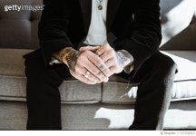 717376515 | 게티이미지코리아 | Midsection Of Tattooed Man On Sofa Royalty-Free 이미지