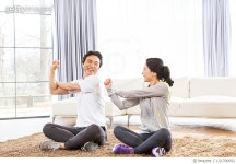 LS1700092 | 게티이미지코리아 | 거실에서 요가하는 부부 Rights-Managed 이미지