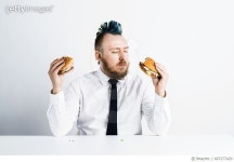 667277420 | 게티이미지코리아 | Man choosing between burgers Royalty-Free 이미지