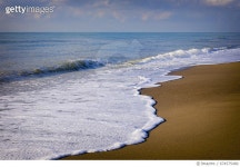674575480 | 게티이미지코리아 | Waves breaking on shore. Royalty-Free 이미지