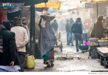 653971994 | 게티이미지코리아 | Woman carrying basket Rights-Managed 이미지