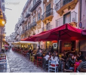 670080376 | 게티이미지코리아 | Restaurants and pubs in Via (street) Chiavettieri Rights-Managed 이미지