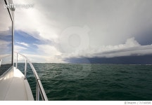 717160585 | 게티이미지코리아 | Boat moving toward thunderstorm in Gu...