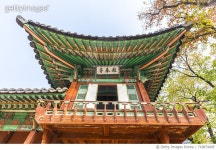 719874445 | 게티이미지코리아 | South Korea, Seoul, Upward view of building in Changdeokgung Palace complex Rights-Managed 이미지