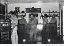 665850060 | 게티이미지코리아 | Workingmans Simple Saloon Rights-Managed 이미지