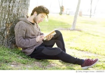 680688070 | 게티이미지코리아 | Young man reading book in the park Royalty-Free 이미지