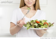 685147288 | 게티이미지코리아 | Woman dieting and eating a salad Royalty-Free 이미지