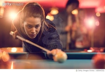 685845502 | 게티이미지코리아 | Concentrated woman playing snooker and aiming at the pool ball. Royalty-Free 이미지