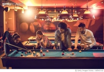 685847192 | 게티이미지코리아 | Group of happy friends enjoying in billiard game in a pool hall. Royalty-Free 이미지