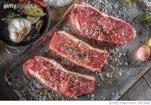 689716842 | 게티이미지코리아 | Raw Red Meat with Sea Salt and Spices Royalty-Free 이미지