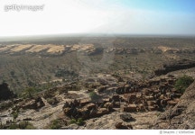 639500544 | 게티이미지코리아 | Dogon village from the top of the Bandiagara Escarpment Royalty-Free 이미지