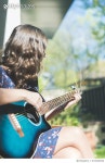 672626946 | 게티이미지코리아 | A woman playing the guitar Royalty-Free 이미지