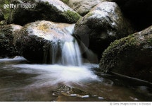673504602 | 게티이미지코리아 | Trickling small waterfall in New Hampshire Royalty-Free 이미지