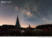 680695558 | 게티이미지코리아 | Milky way on top of Noppha methanidon-noppha phon phum siri stupa Royalty-Free 이미지