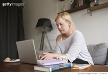 722249331 | 게티이미지코리아 | Sweden, Woman using laptop at coffee table Royalty-Free 이미지