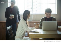 722218937 | 게티이미지코리아 | Business people talking at table Royalty-Free 이미지