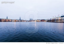 723504291 | 게티이미지코리아 | view over the Binnenalster to Jungfernstieg at dusk at Christmas, Hamburg, Germany Rights-Managed... 