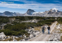 알피에스오스트레일리아웨스트피티와이엘티디 | 682431446 | 게티이미지코리아 | Hikers on trail in Austrian Alps Rights-Managed 이미지