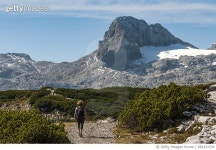 알피에스오스트레일리아웨스트피티와이엘티디 | 682431534 | 게티이미지코리아 | Hikers on trail in Austrian Alps Rights-Managed 이미지