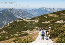 알피에스오스트레일리아웨스트피티와이엘티디 | 682431950 | 게티이미지코리아 | Hikers on trail in Austrian Alps Rights-Managed 이미지