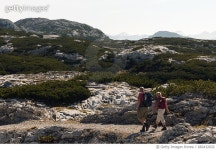 알피에스오스트레일리아웨스트피티와이엘티디 | 682432032 | 게티이미지코리아 | Hikers on trail in Austrian Alps Rights-Managed 이미지