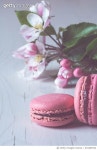 672483534 | 게티이미지코리아 | Raspberry Macaroons on White Wooden Table Royalty-Free 이미지