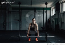 692888006 | 게티이미지코리아 | Determined young woman doing deadlift in the gym Royalty-Free 이미지