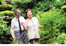 697288194 | 게티이미지코리아 | Mature Senior Japanese couple visiting a wonderful Kyoto garden Royalty-Free 이미지