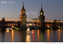 726850053 | 게티이미지코리아 | Illuminated Oberbaum Bridge Over River At Night Royalty-Free 이미지