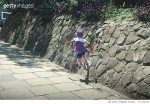 727138395 | 게티이미지코리아 | Rear View Of Playful Girl Running On Stone Wall Royalty-Free 이미지